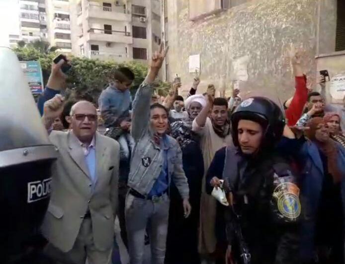 تظاهر المواطنين بمحيط موقع انفجارالإسكندرية (3)