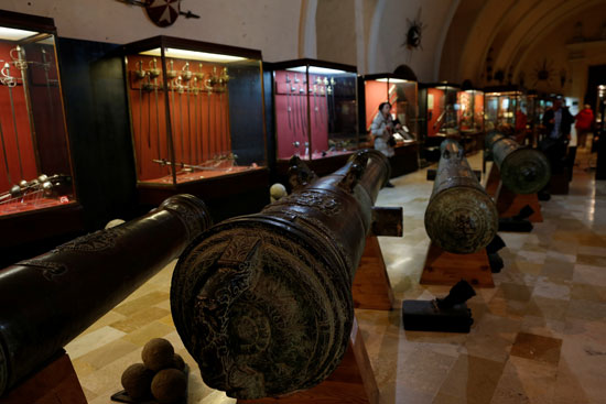 مدفعية يعود تاريخها إلى القرنين السابع عشر والثامن عشر فى متحف القصر