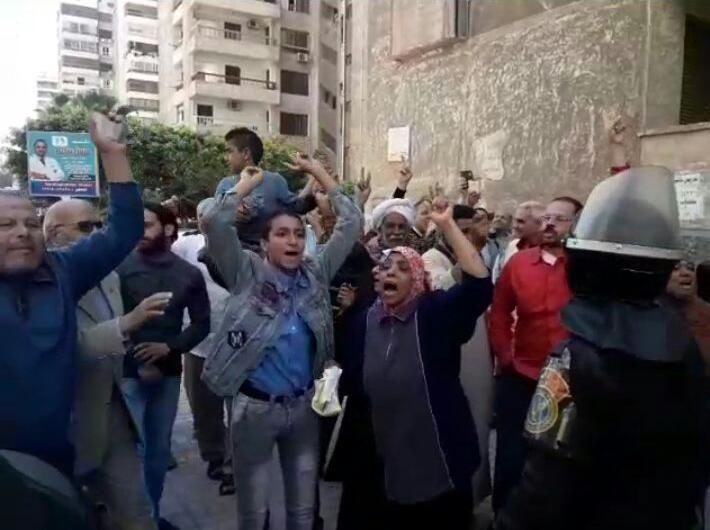 تظاهر المواطنين بمحيط موقع انفجارالإسكندرية (2)