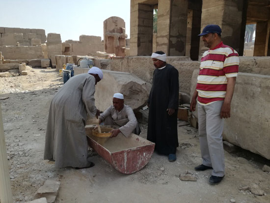 كبار عمال المعابد الفرعونية جزء أصيل من ترميم الجدران والأعمدة فى شرق وغرب الأقصر.
