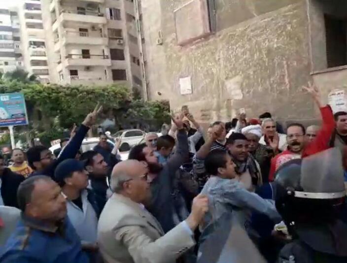 تظاهر المواطنين بمحيط موقع انفجارالإسكندرية (4)