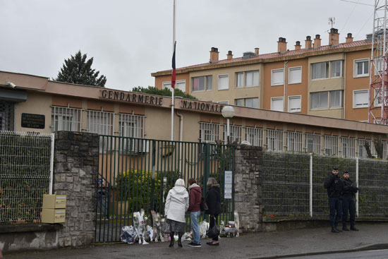  مواطنو فرنسا يضعون الورود أمام مقر الجيش 