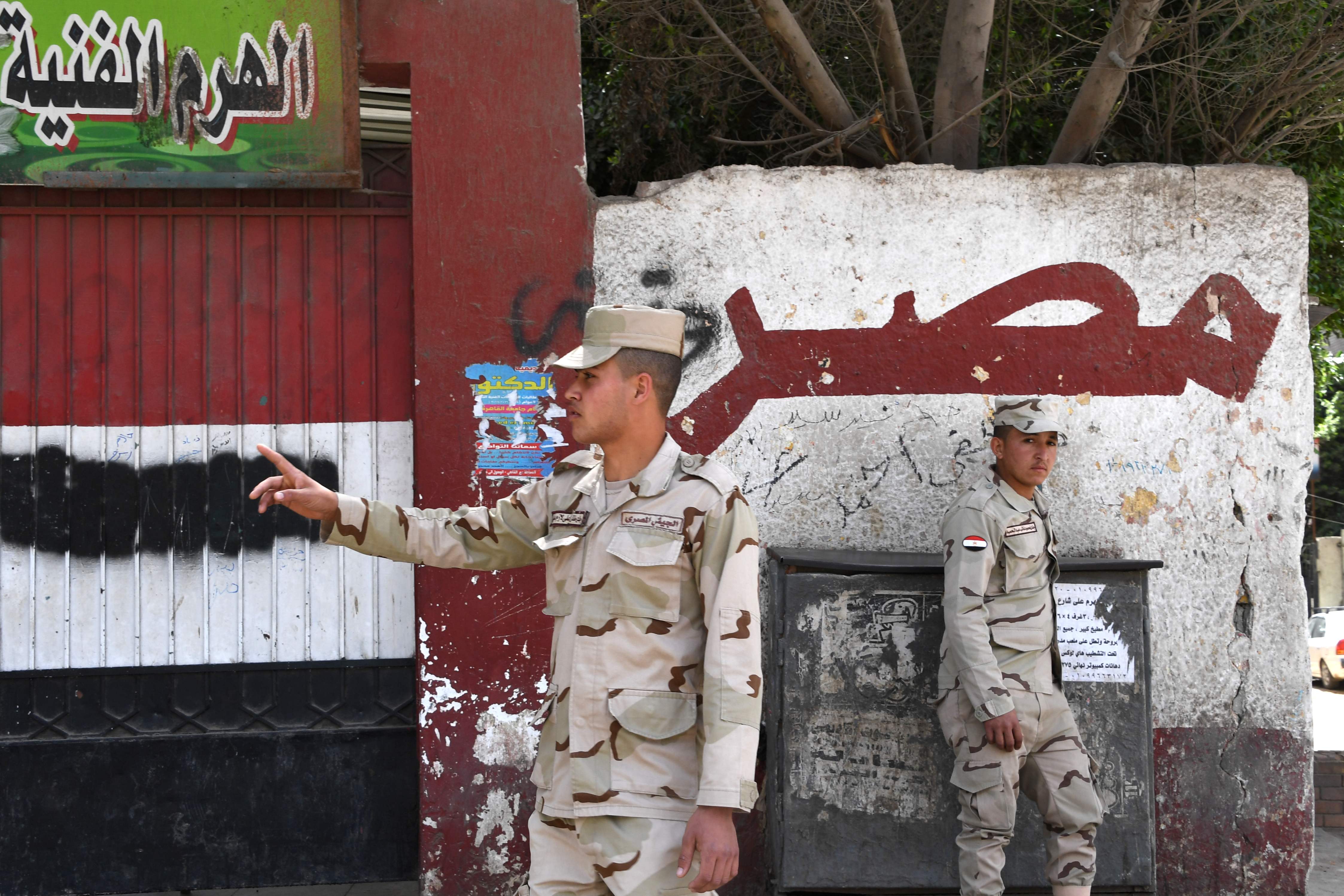 جنود الجيش المصرى يؤمنون الانتخابات