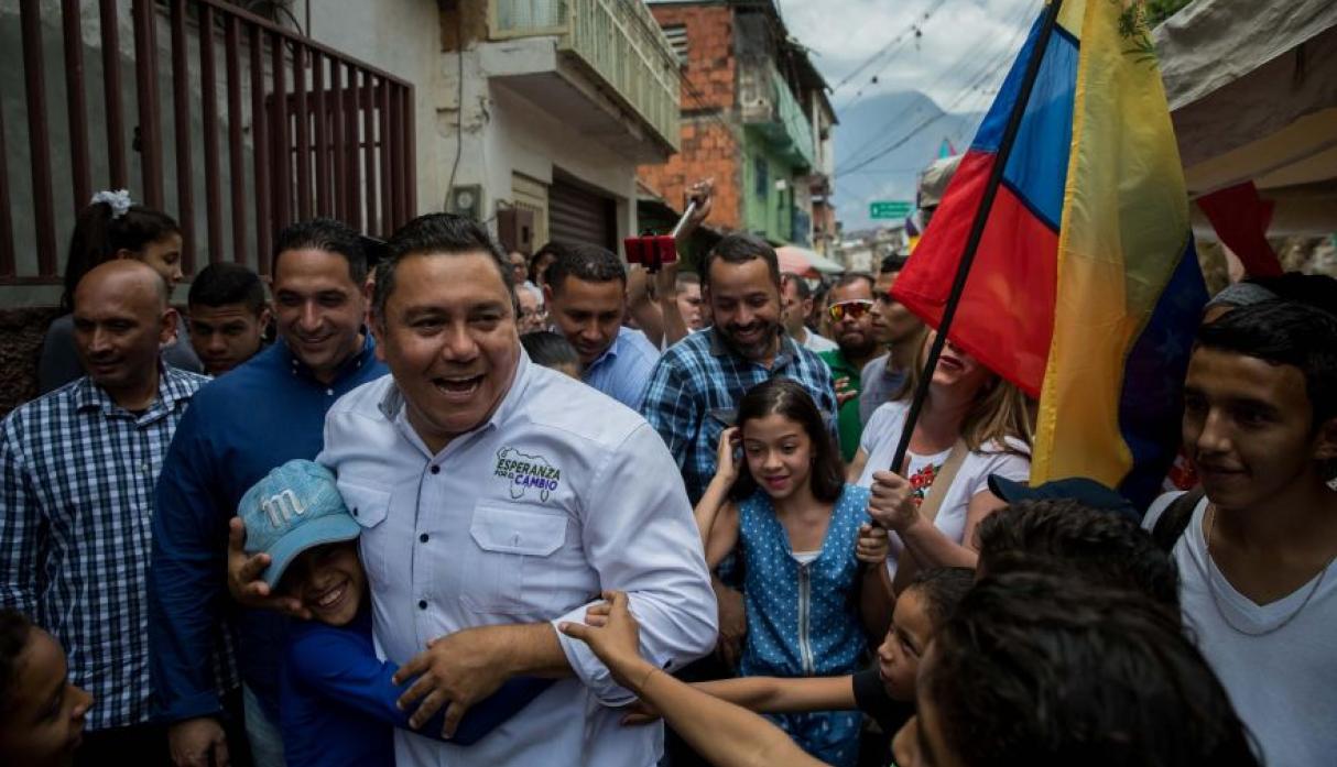 المرشح يحيط به عشران الأشخاص فى العاصمة الفنزويلية