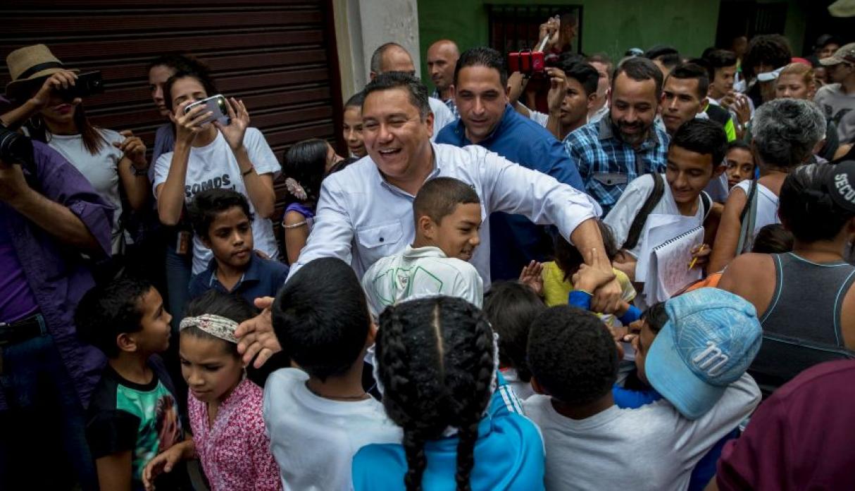 منافس مادورو يوزع حساء على الفنزويليين