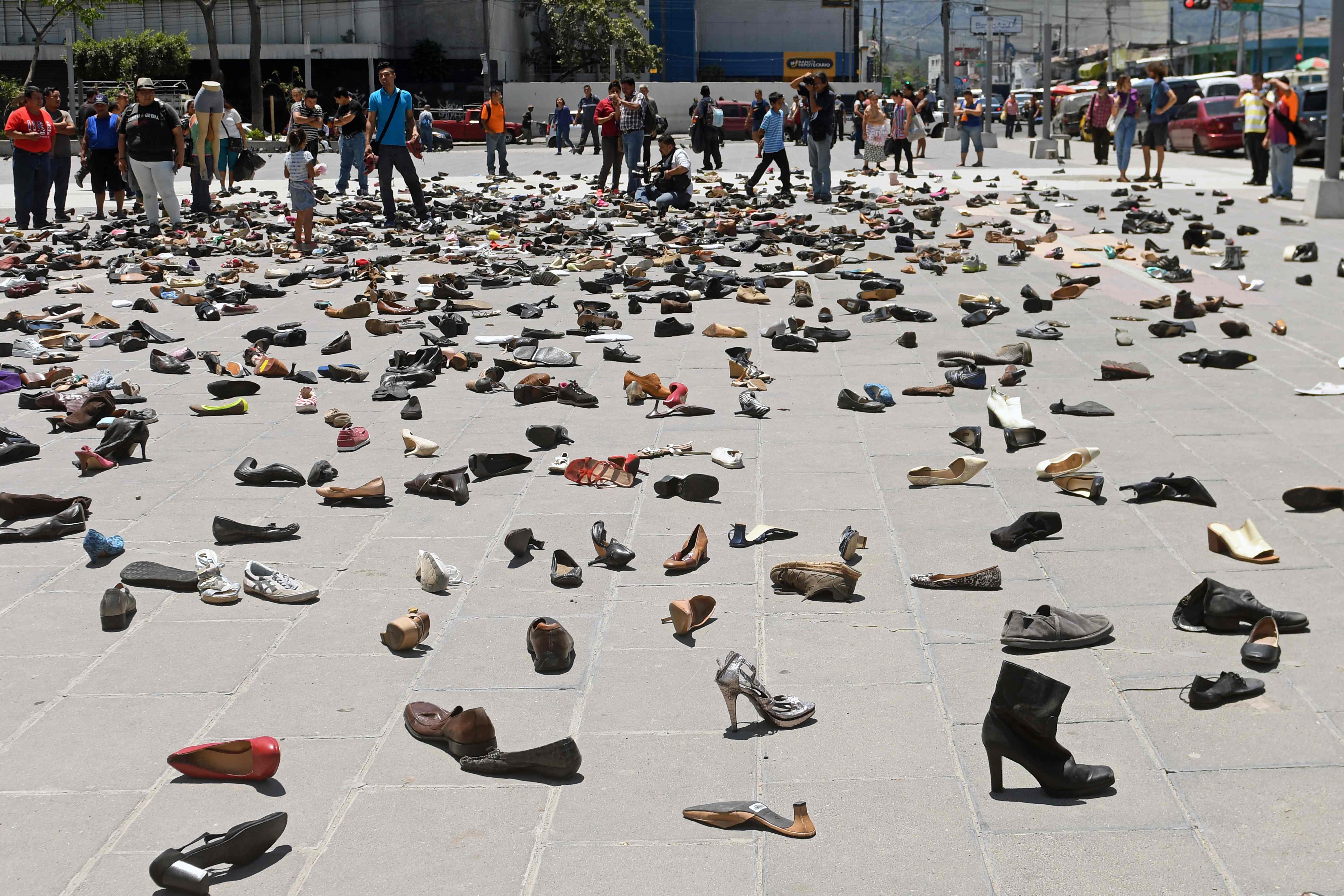 فنان فى السلفادور يضع مئات الاحذية خلال ذكرى وفاة مئات الضحايا