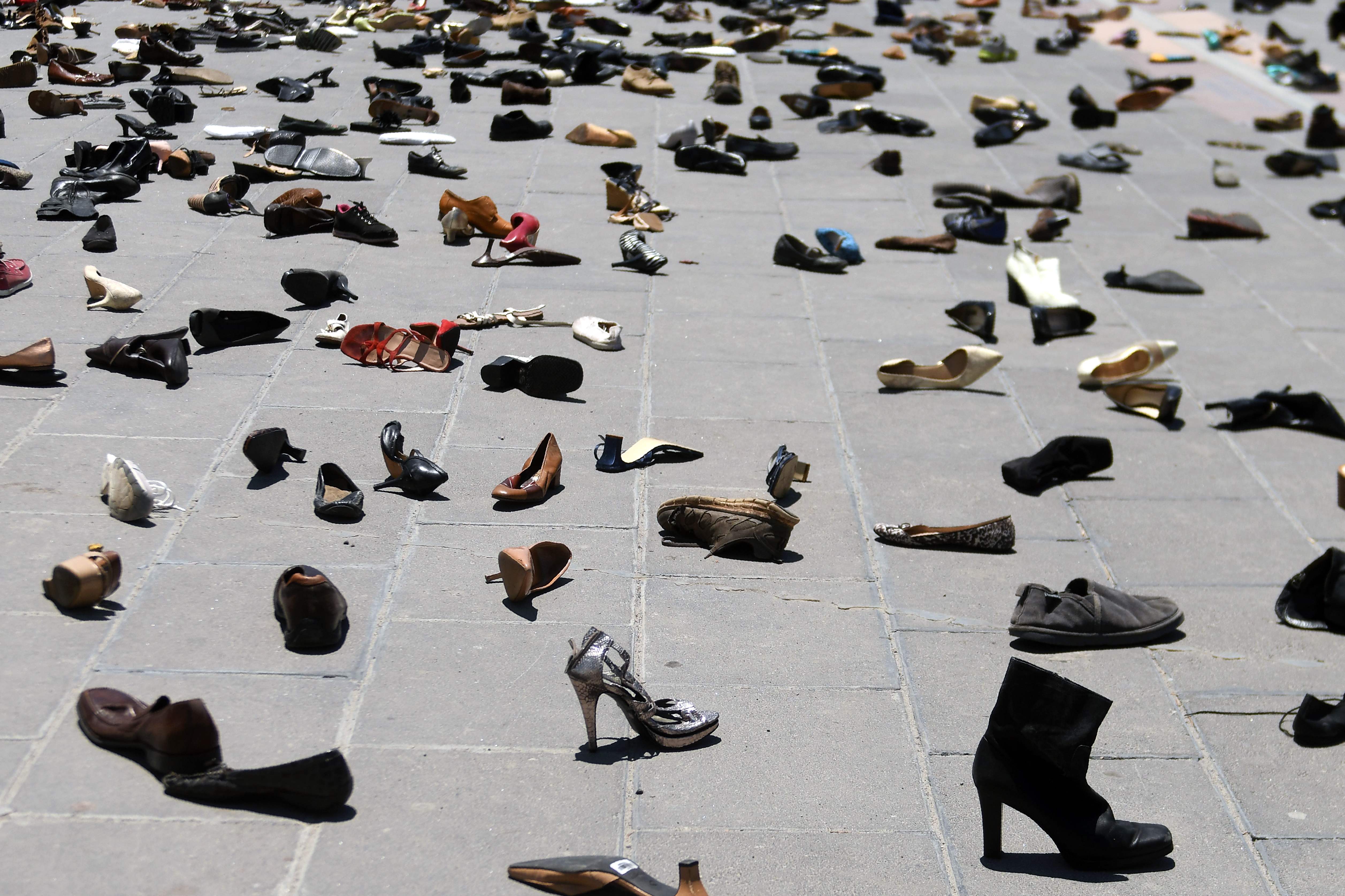 مئات الأحذية داخل إحدى الساحات