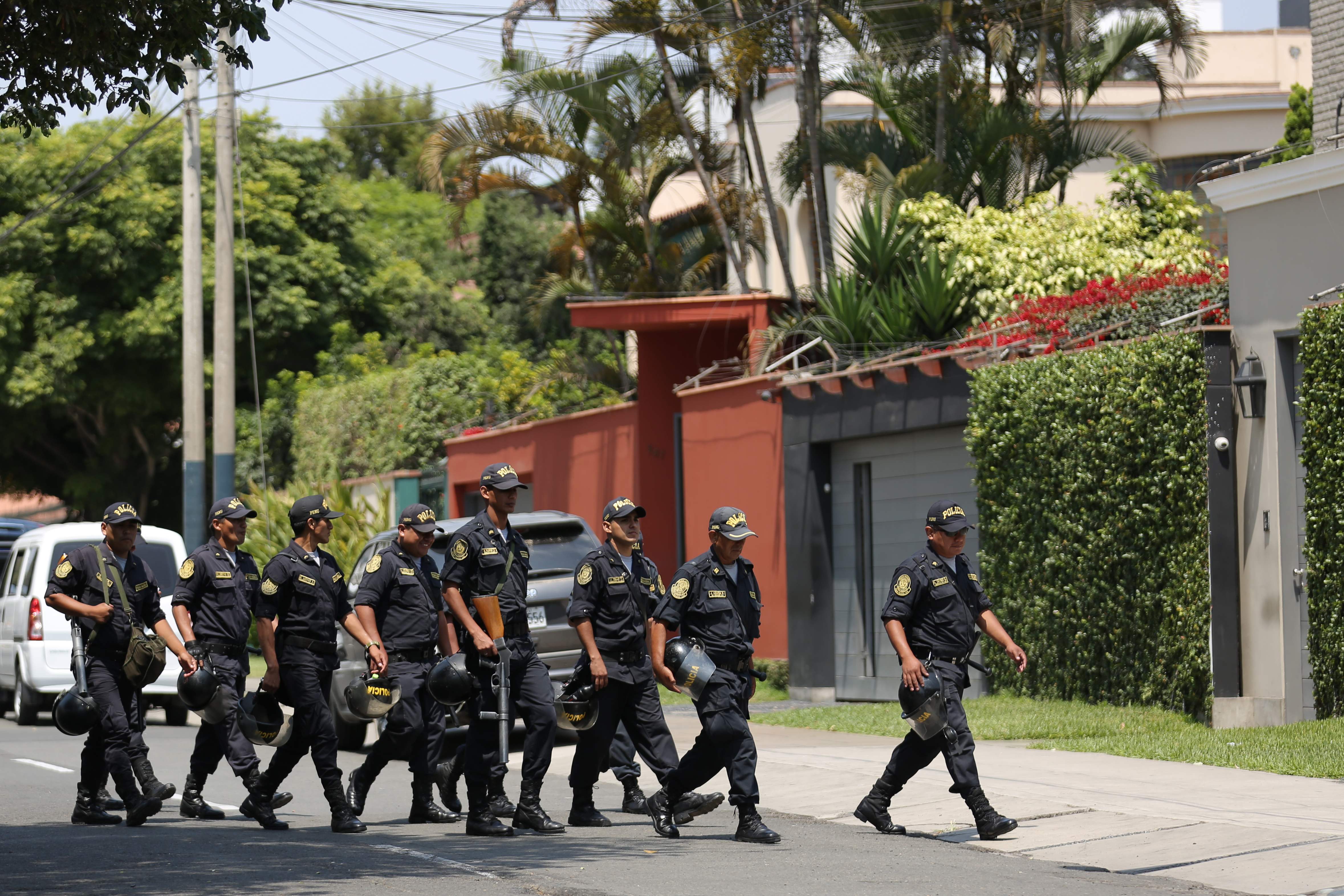 عناصر الشرطة فى بيرو تتوجه إلى أحد منازل كوتشينسكي