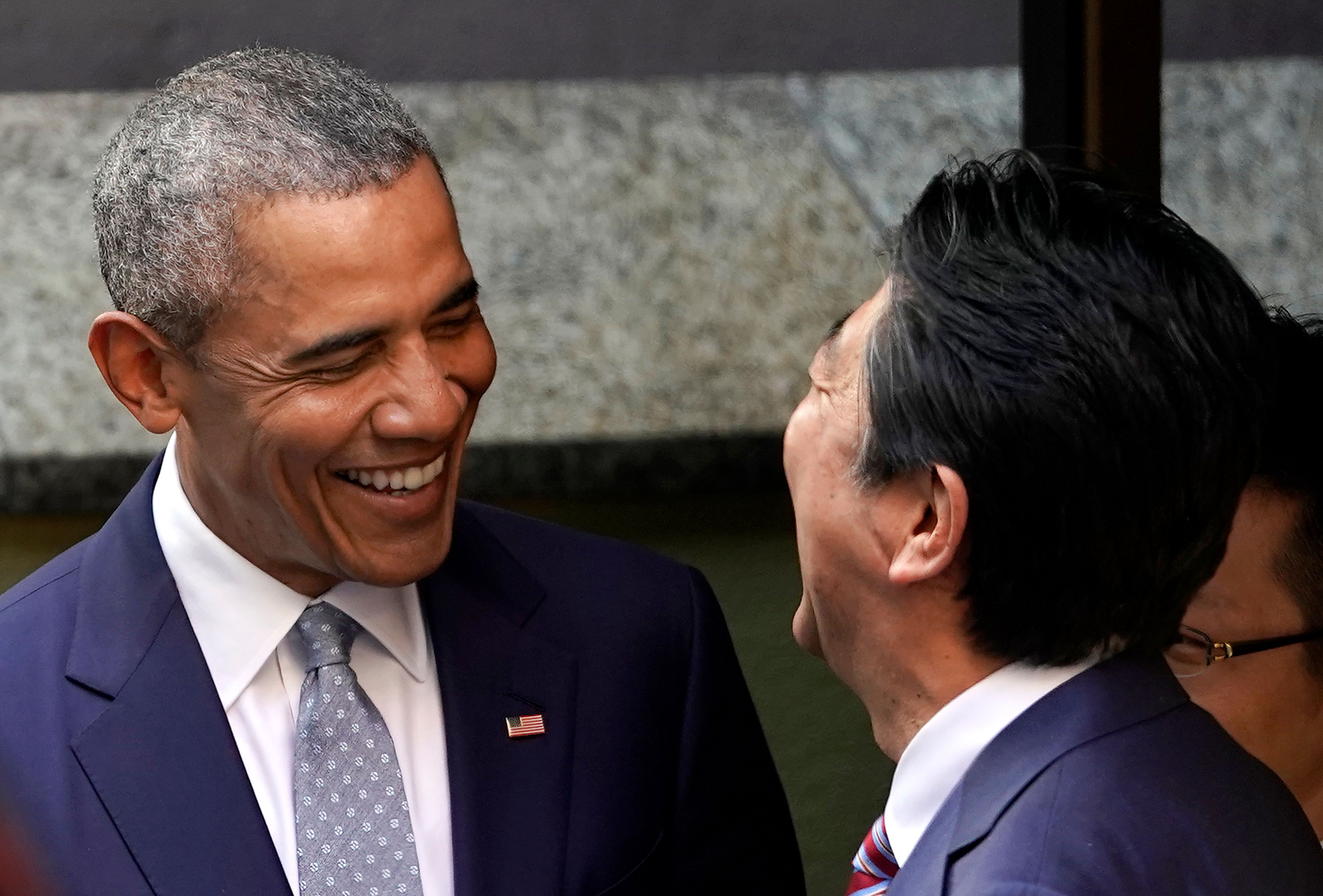 شينزو آبى يمزح مع أوباما