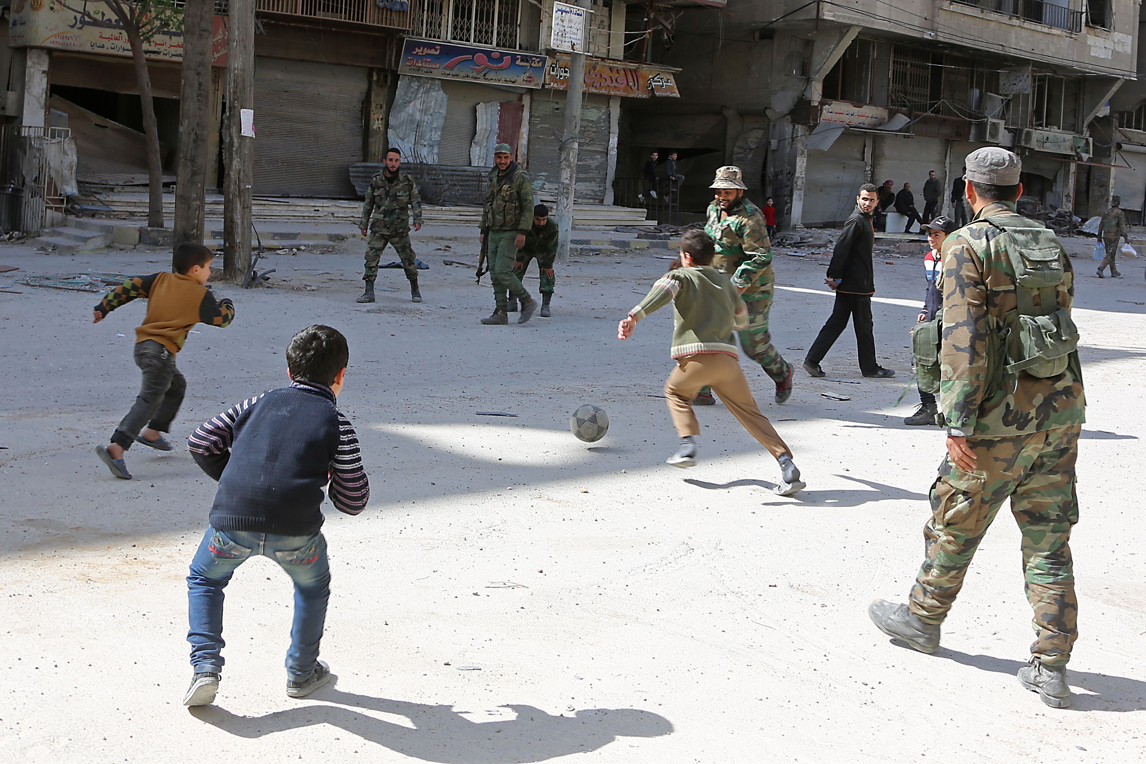  لقطات مع لعب جنود الجيش السورى الكرة مع الأطفال 