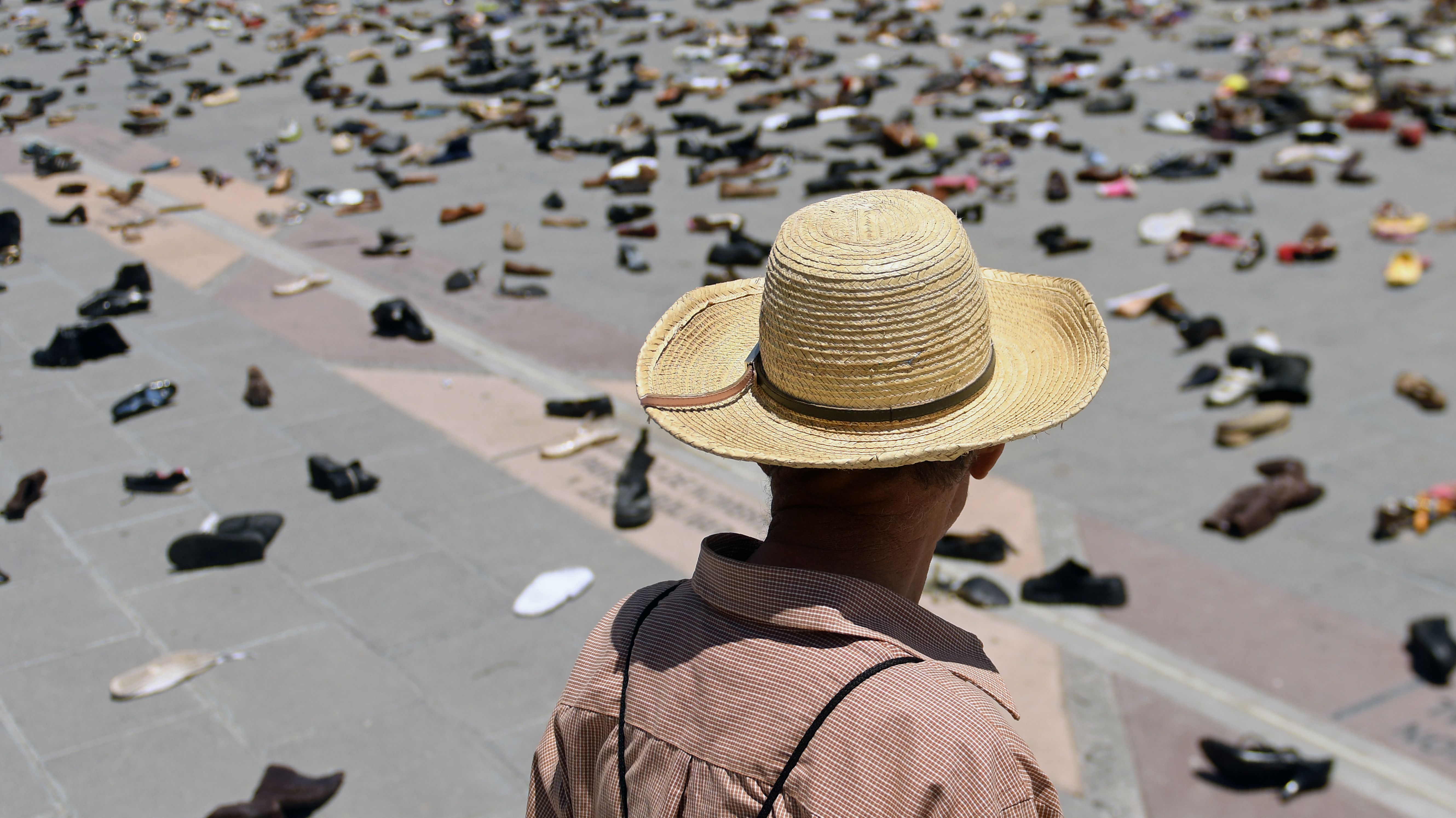 مئات الأحذية للتعبير عن ضحايا سقطوا غدرا