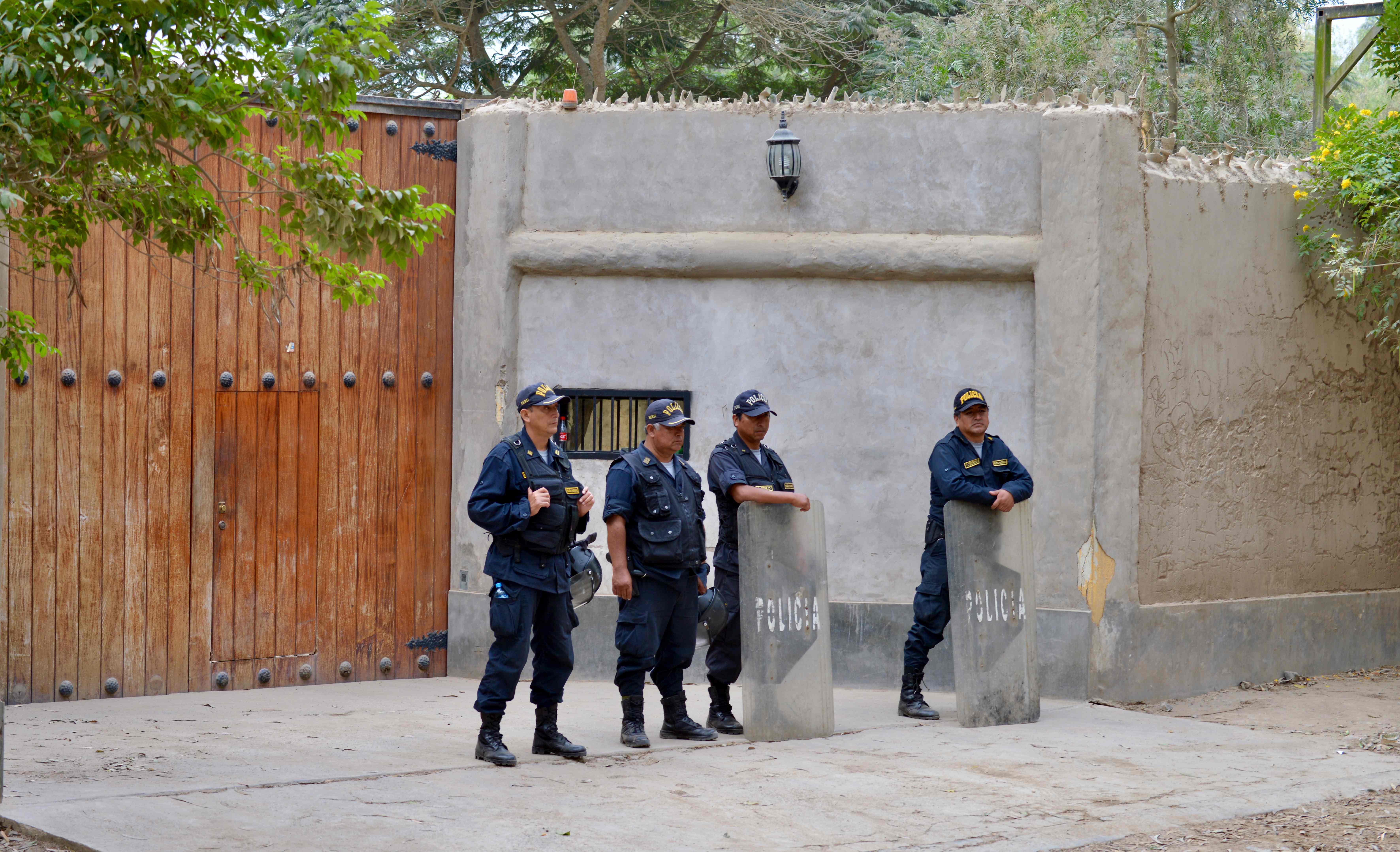 الشرطة تقف خارج منزل كوتشينسكي
