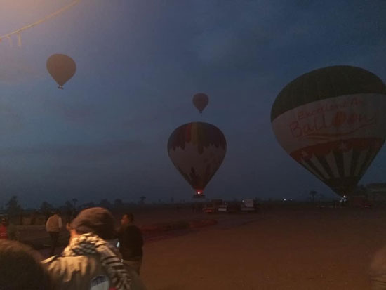    تجهيز البالونات قبل الإقلاع فى سماء الأقصر