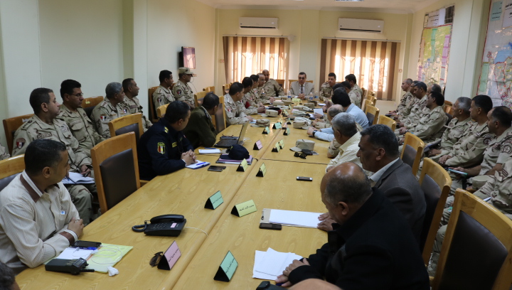 اجتماع محافظ الفيوم مع قوات الشرطة والجيش وقيادات المحافظة