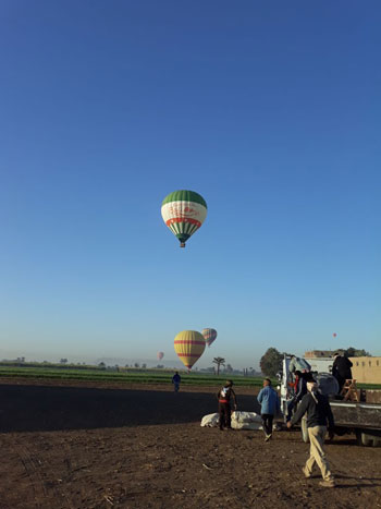     إقلاع البالونات من مطار الأقصر بالبر الغربى