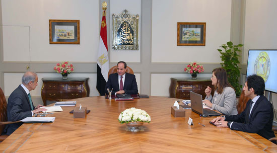 الرئيس السيسي يجتمع برئيس الوزراء ووزيرة التخطيط (2)