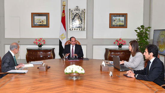 الرئيس السيسي يجتمع برئيس الوزراء ووزيرة التخطيط (1)