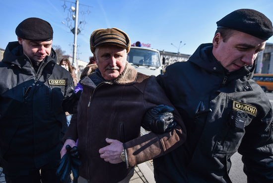  اعتقال شرطة بيلاروسيا لمواطنة معارضة 