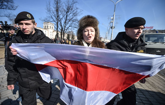  مواطنة ترفع علم بيلاروسيا 