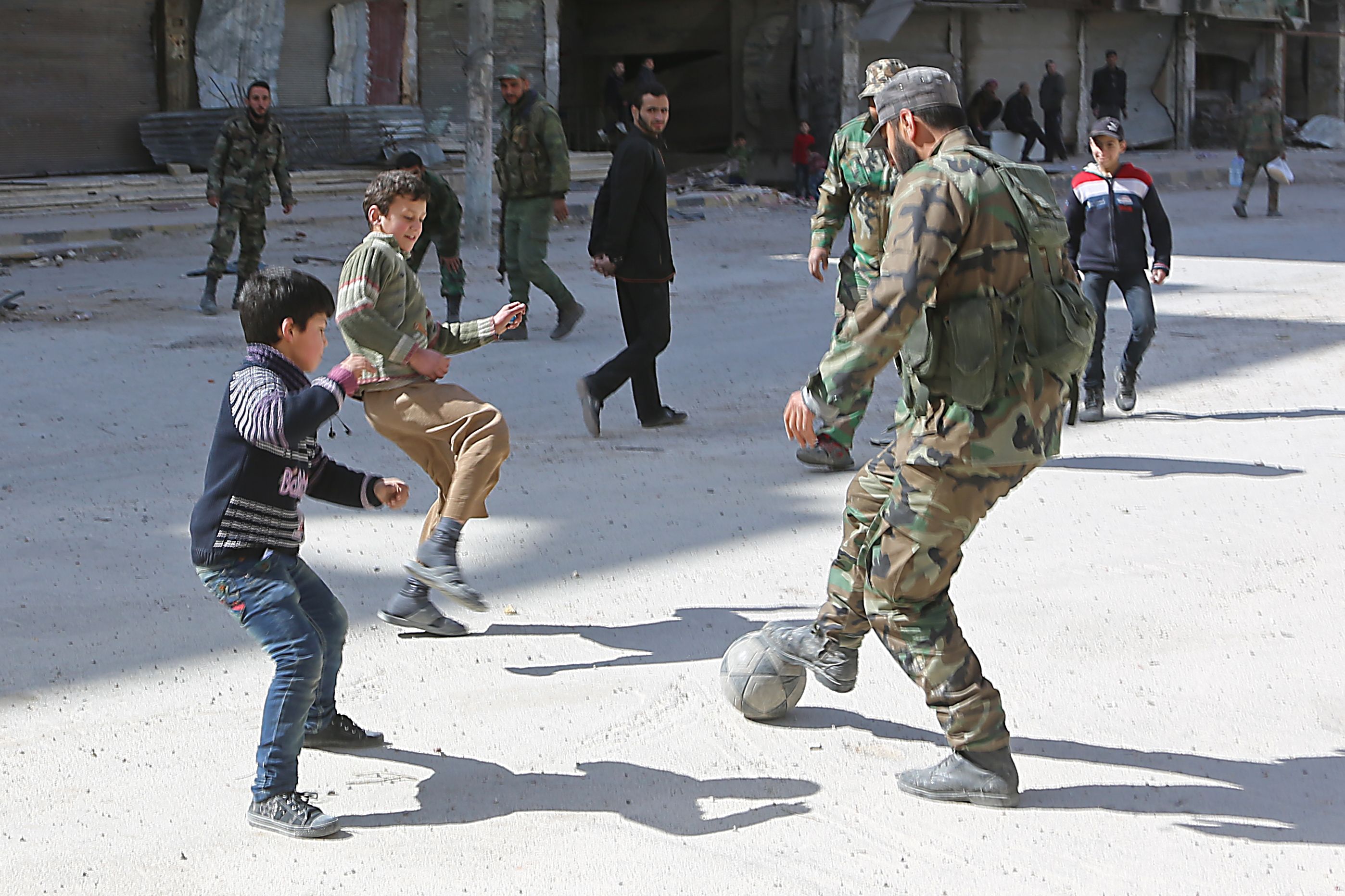 الجيش السورى مع أطفال الغوطة 
