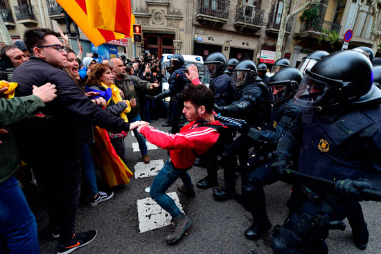 الشرطة الإسبانية تلقى القبض على أحد المتظاهرين 