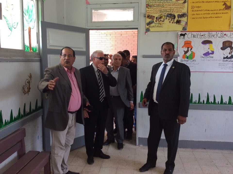 محافظ جنوب سيناء وسكرتير عام المحافظ أثناء تفقد اللجان الانتخابية بأبوزنيمة