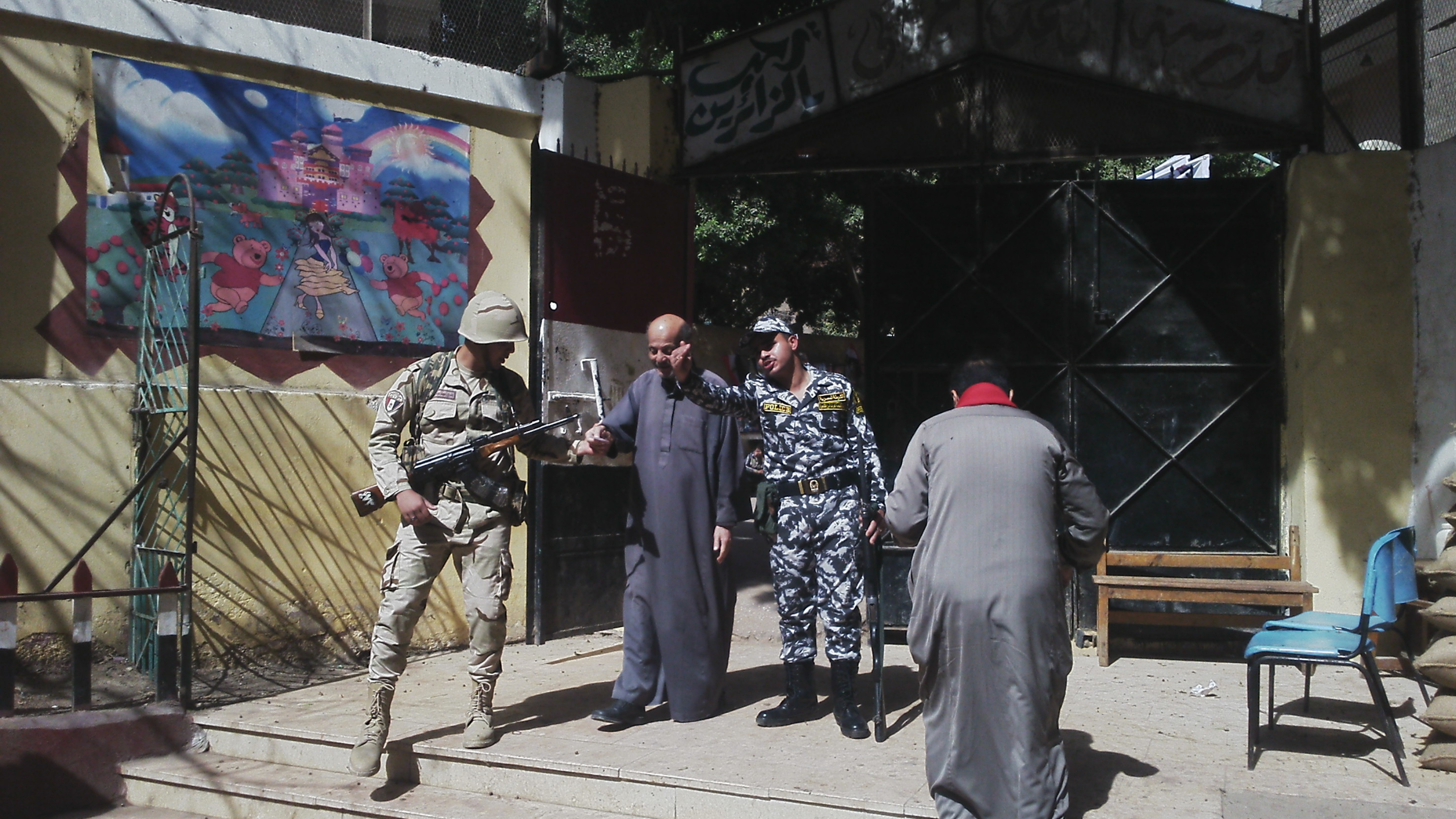 رجال الجيش والشرطة يساعدون المواطنين وكبار السن فى التصويت بالمطرية (10)