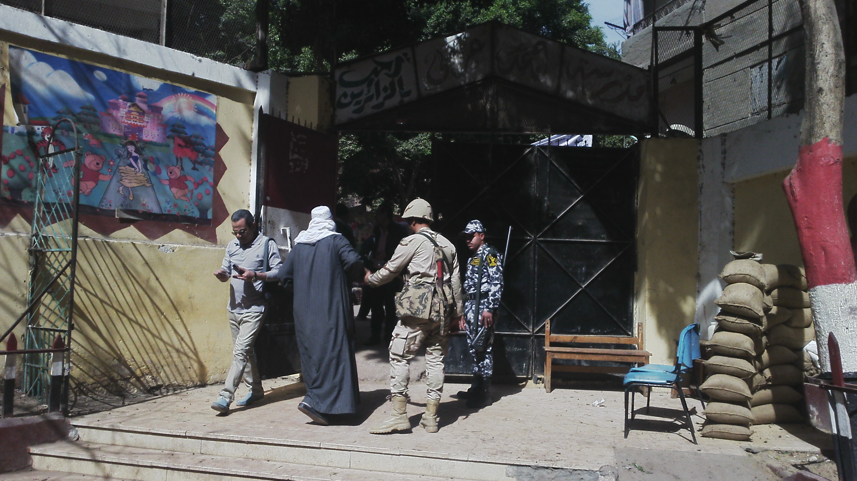 رجال الجيش والشرطة يساعدون المواطنين وكبار السن فى التصويت بالمطرية (7)