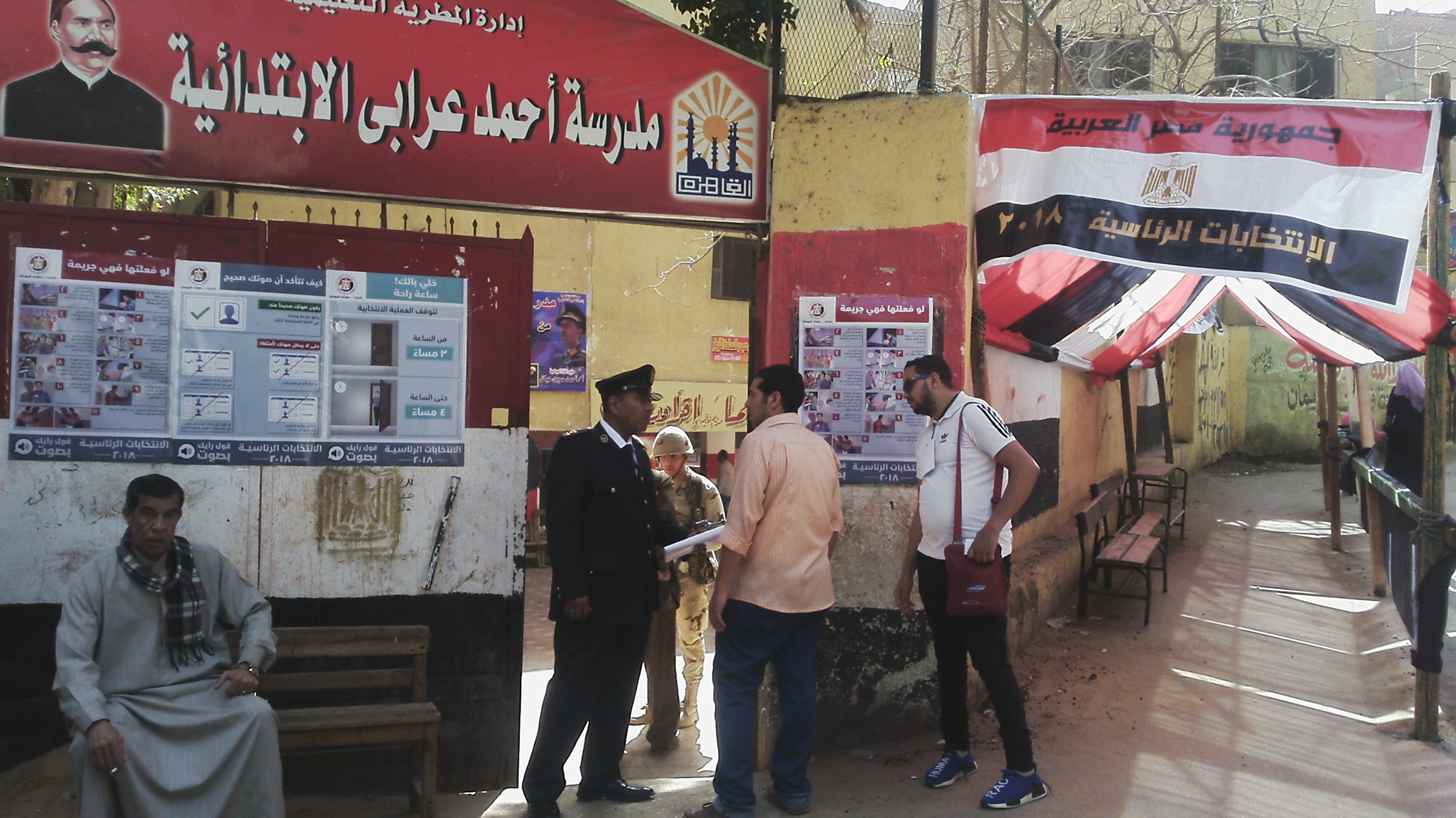 رجال الجيش والشرطة يساعدون المواطنين وكبار السن فى التصويت بالمطرية (15)