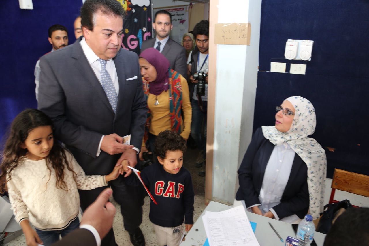 وزير التعليم العالى يصطحب أحفاده أثناء مشاركته بانتخابات الرئاسة (7)