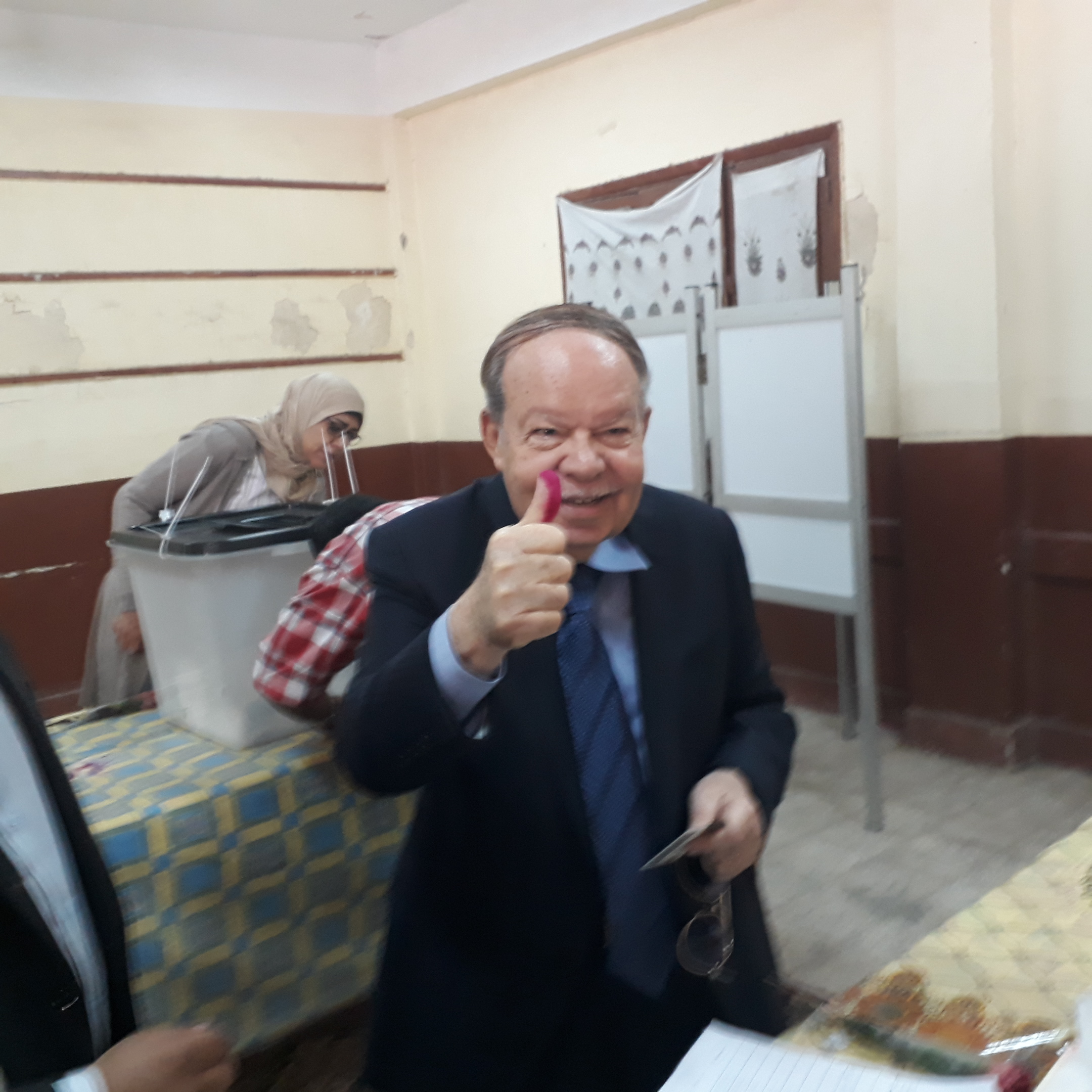 فتحى سرور يدلى بصوته (2)