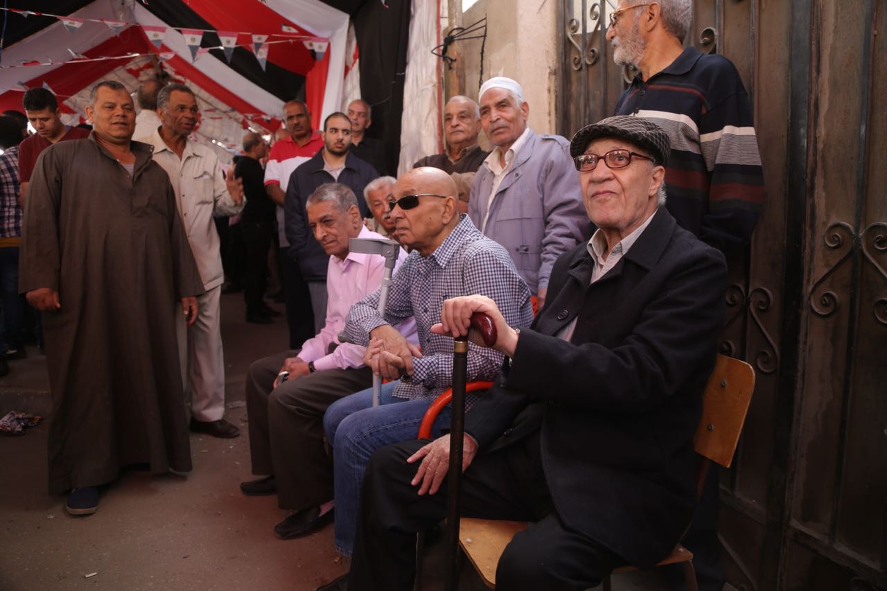 رجال مسنين ينتظرون الإدلاء بأصواتهم فى الانتخابات