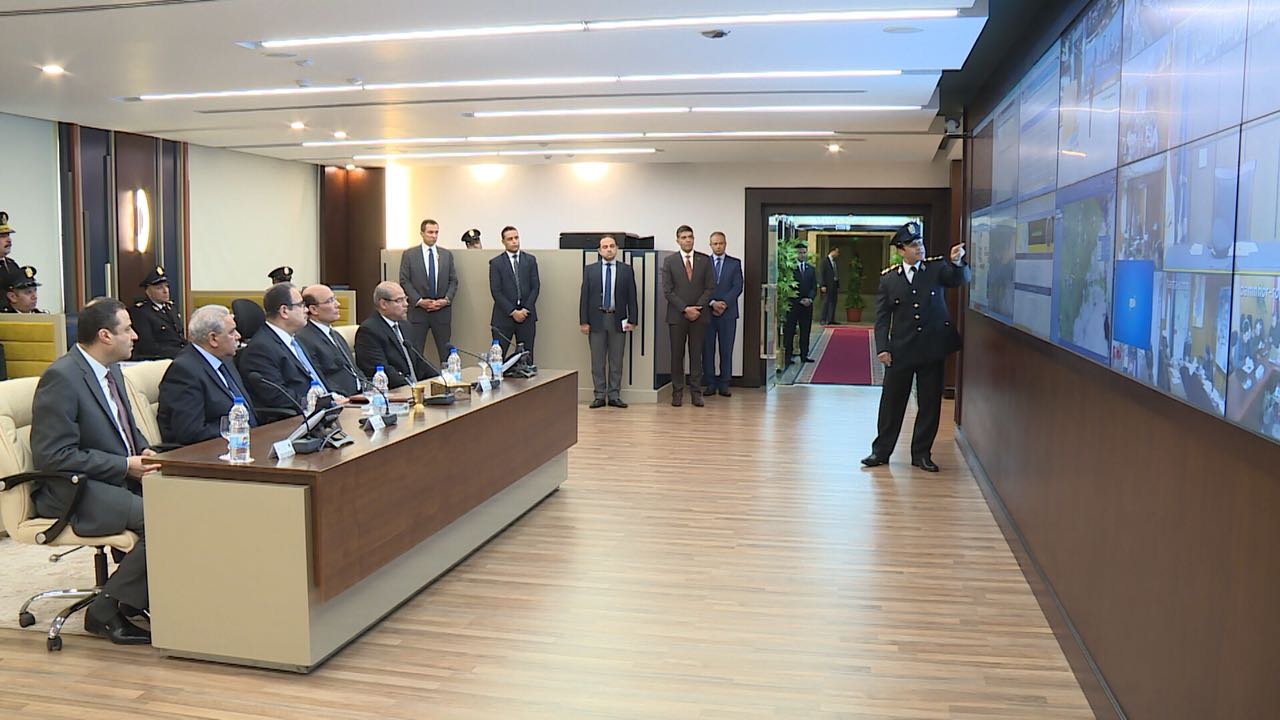 وزير الداخلية يطلع على الإجراءات التأمينية التى إتخذتها أجهزة الوزارة لتأمين مجريات العملية الإنتخابية (6)