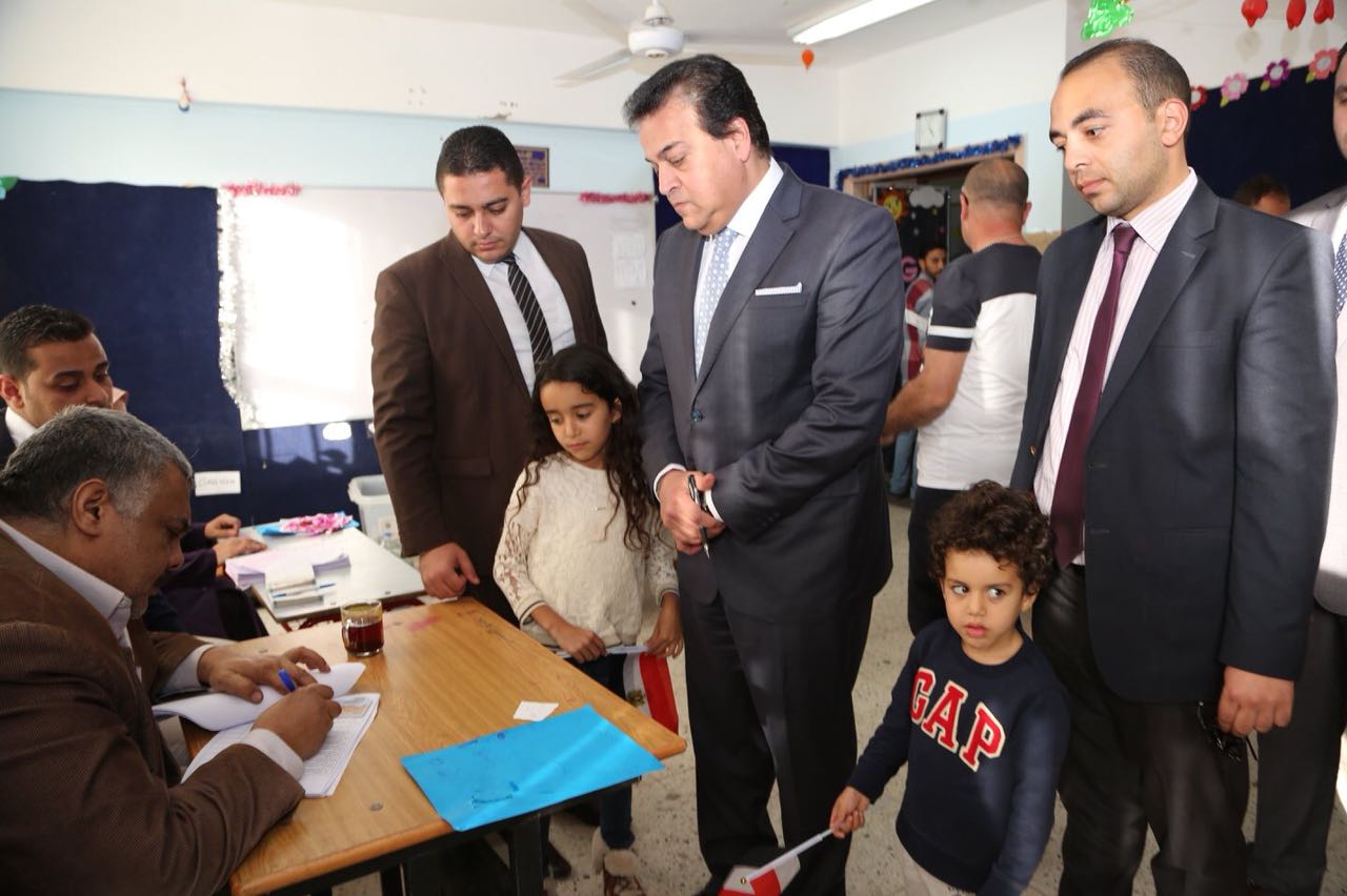 وزير التعليم العالى يصطحب أحفاده أثناء مشاركته بانتخابات الرئاسة (4)