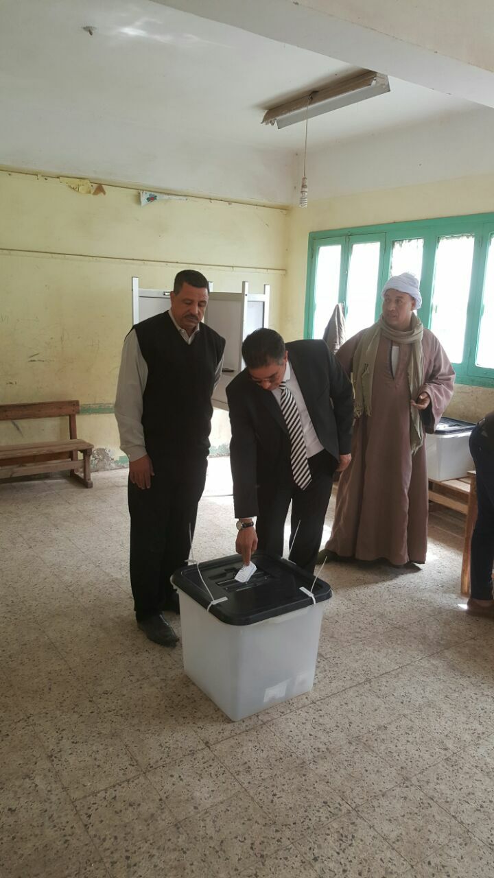 النائب هشام مجدى خلال التصويت فى الانتخابات (2)