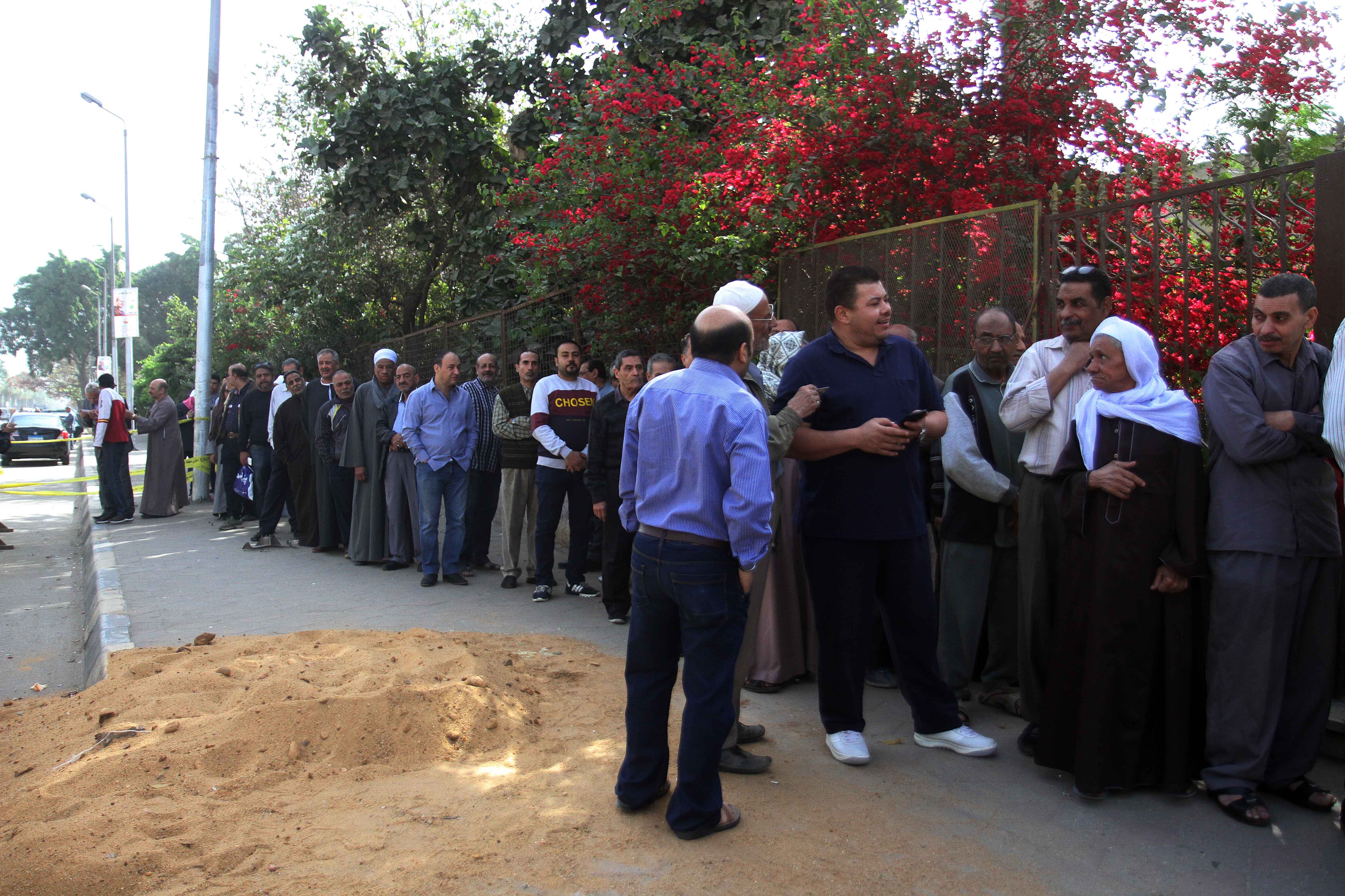 المصريون يحتشدون أمام لجان انتخابات الرئاسة