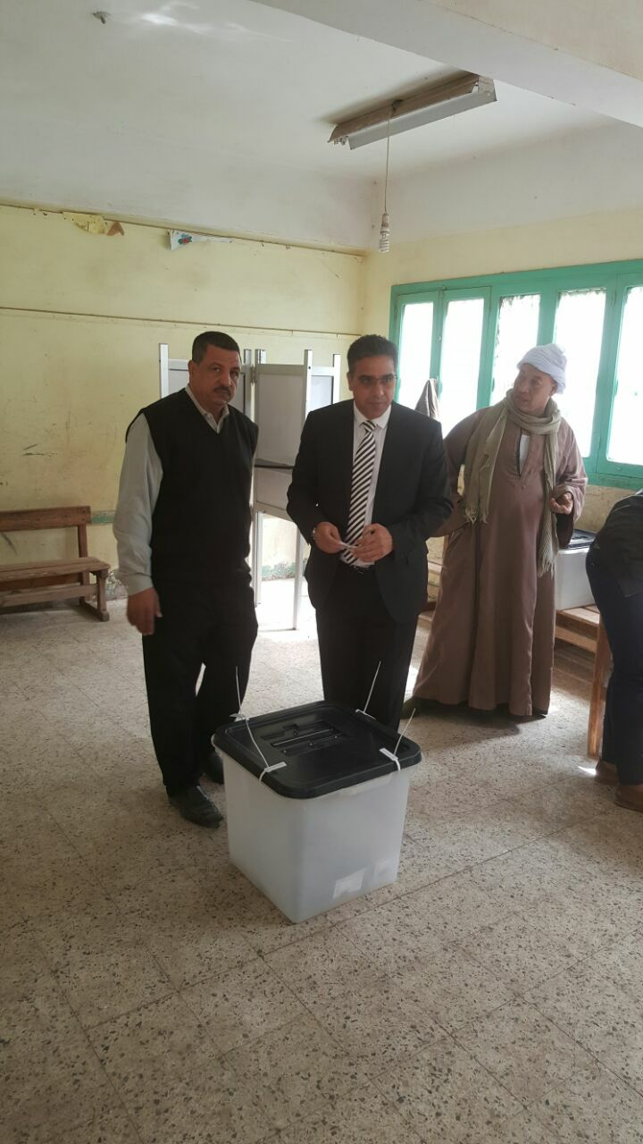النائب هشام مجدى خلال التصويت فى الانتخابات (1)
