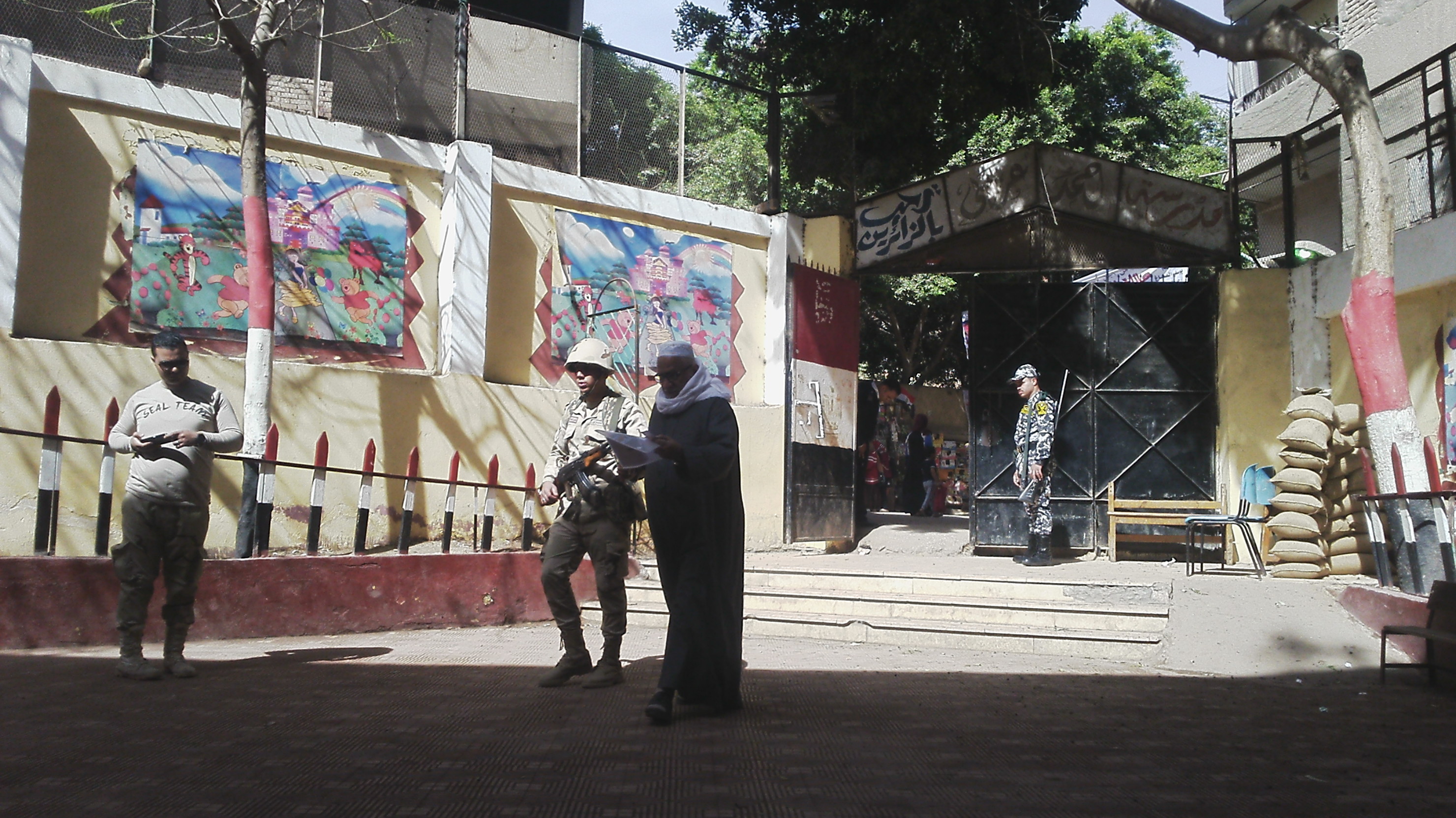 رجال الجيش والشرطة يساعدون المواطنين وكبار السن فى التصويت بالمطرية (3)