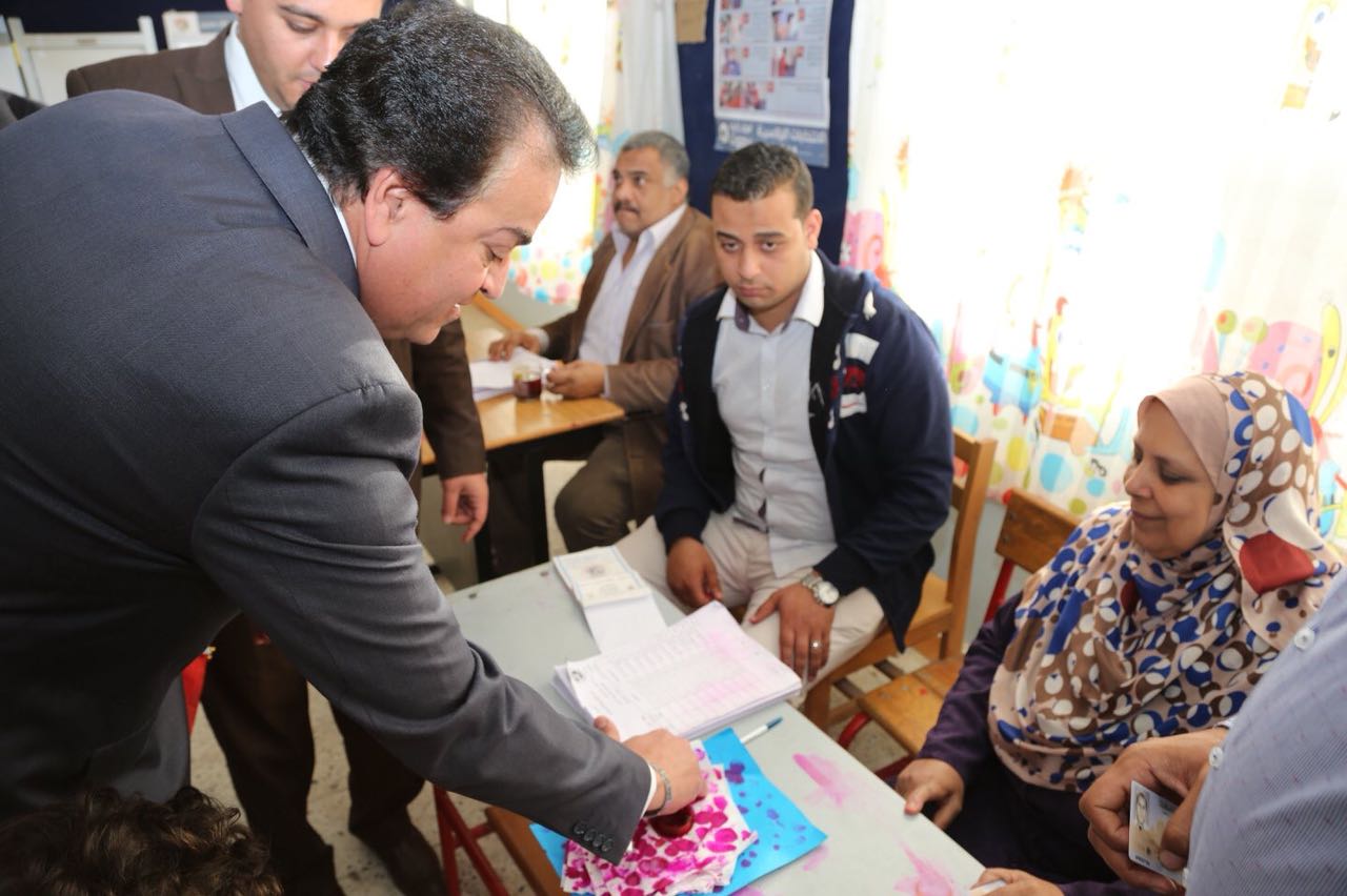 وزير التعليم العالى يصطحب أحفاده أثناء مشاركته بانتخابات الرئاسة (9)