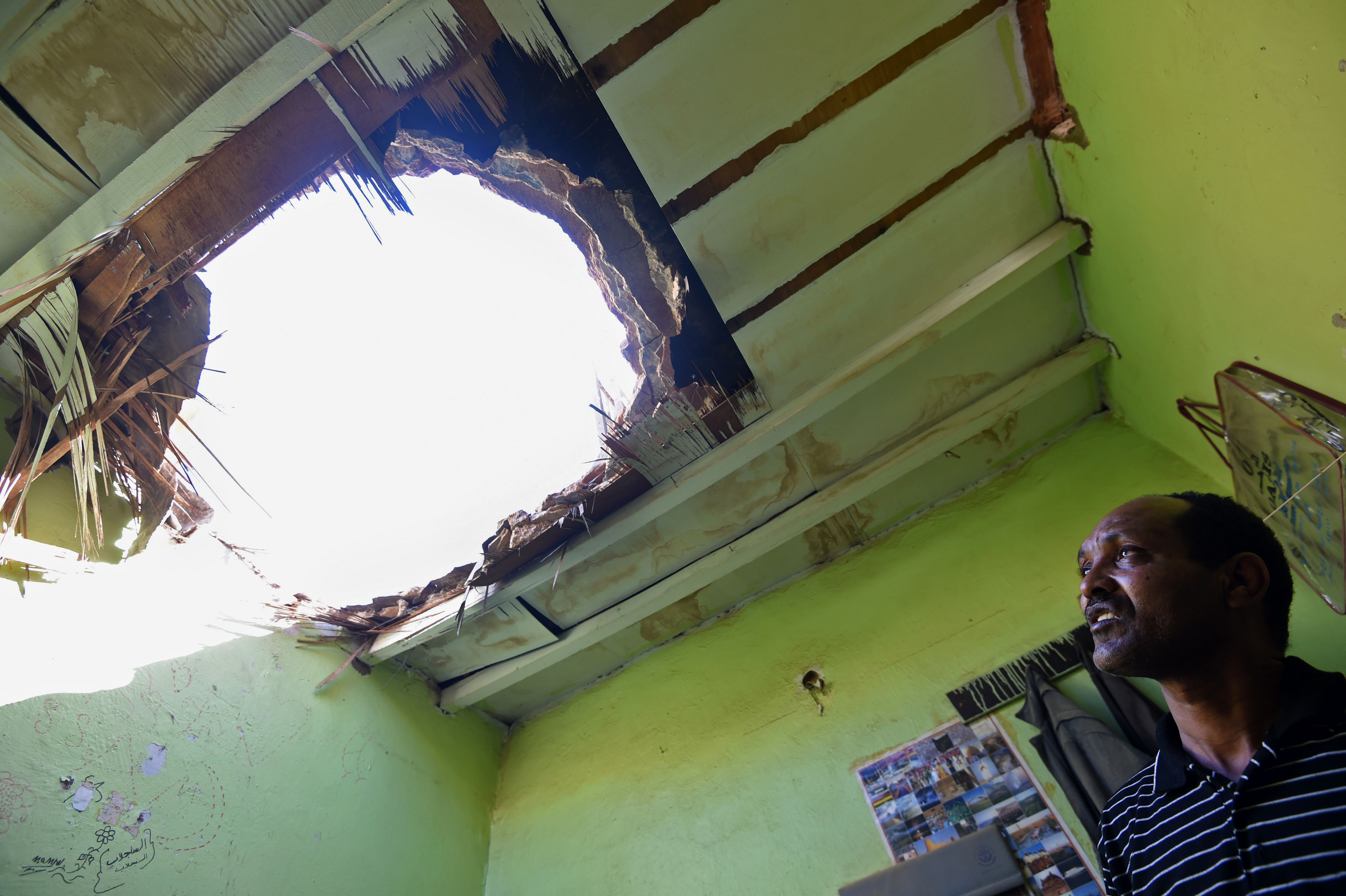 شظايا الصاروخ تدمر جزء من سقف المنزل