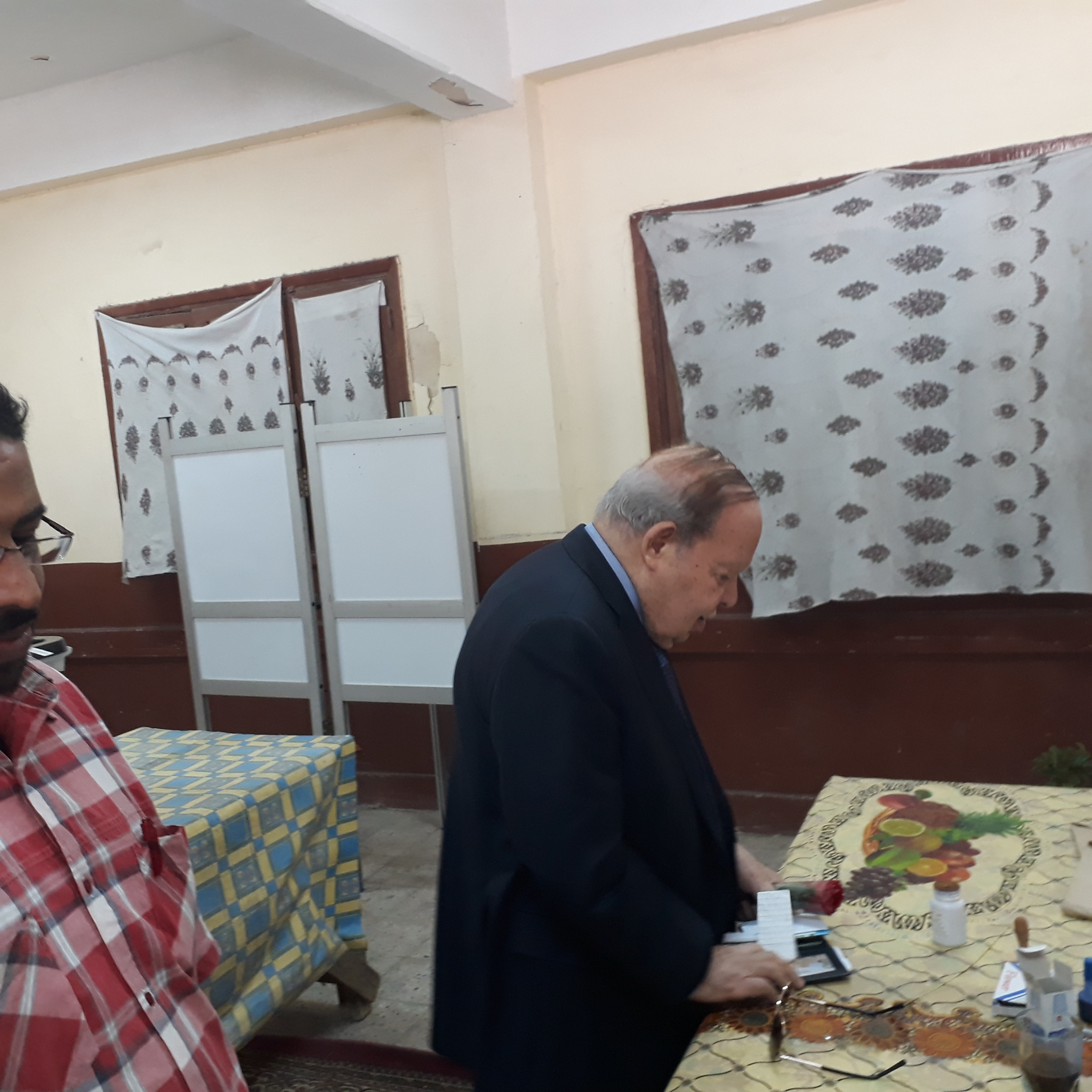 فتحى سرور يدلى بصوته (1)