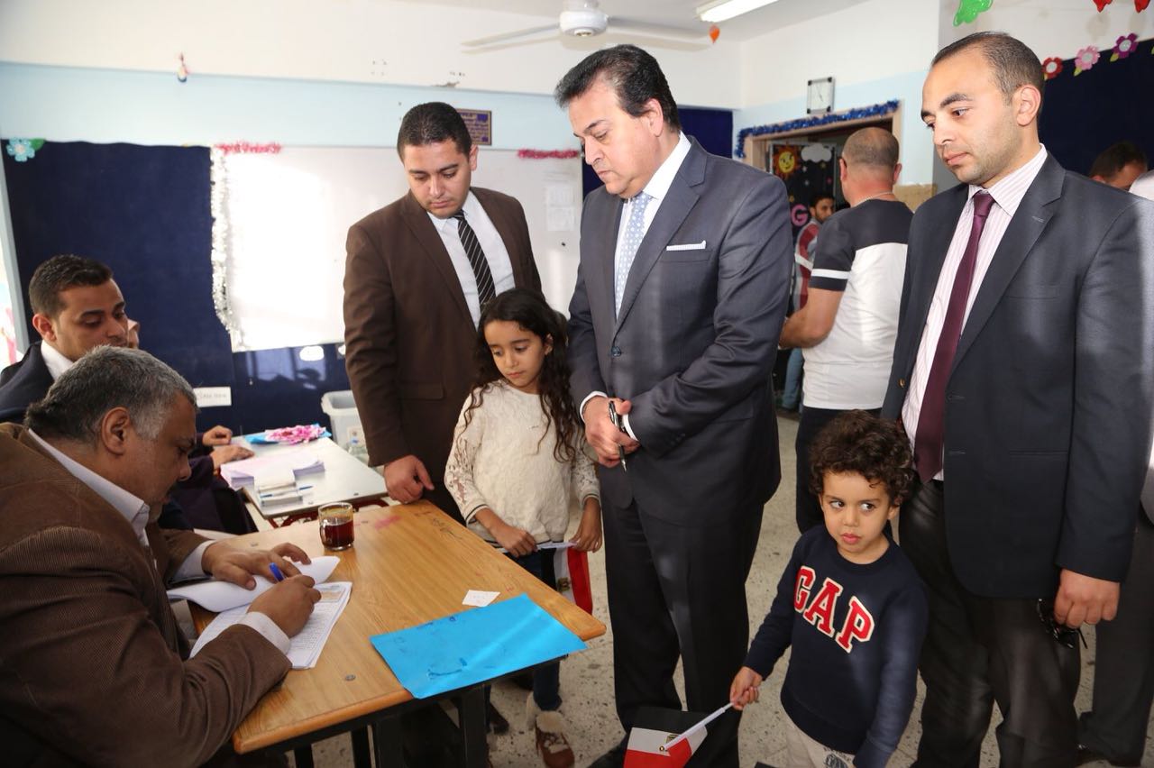 وزير التعليم العالى يصطحب أحفاده أثناء مشاركته بانتخابات الرئاسة (6)