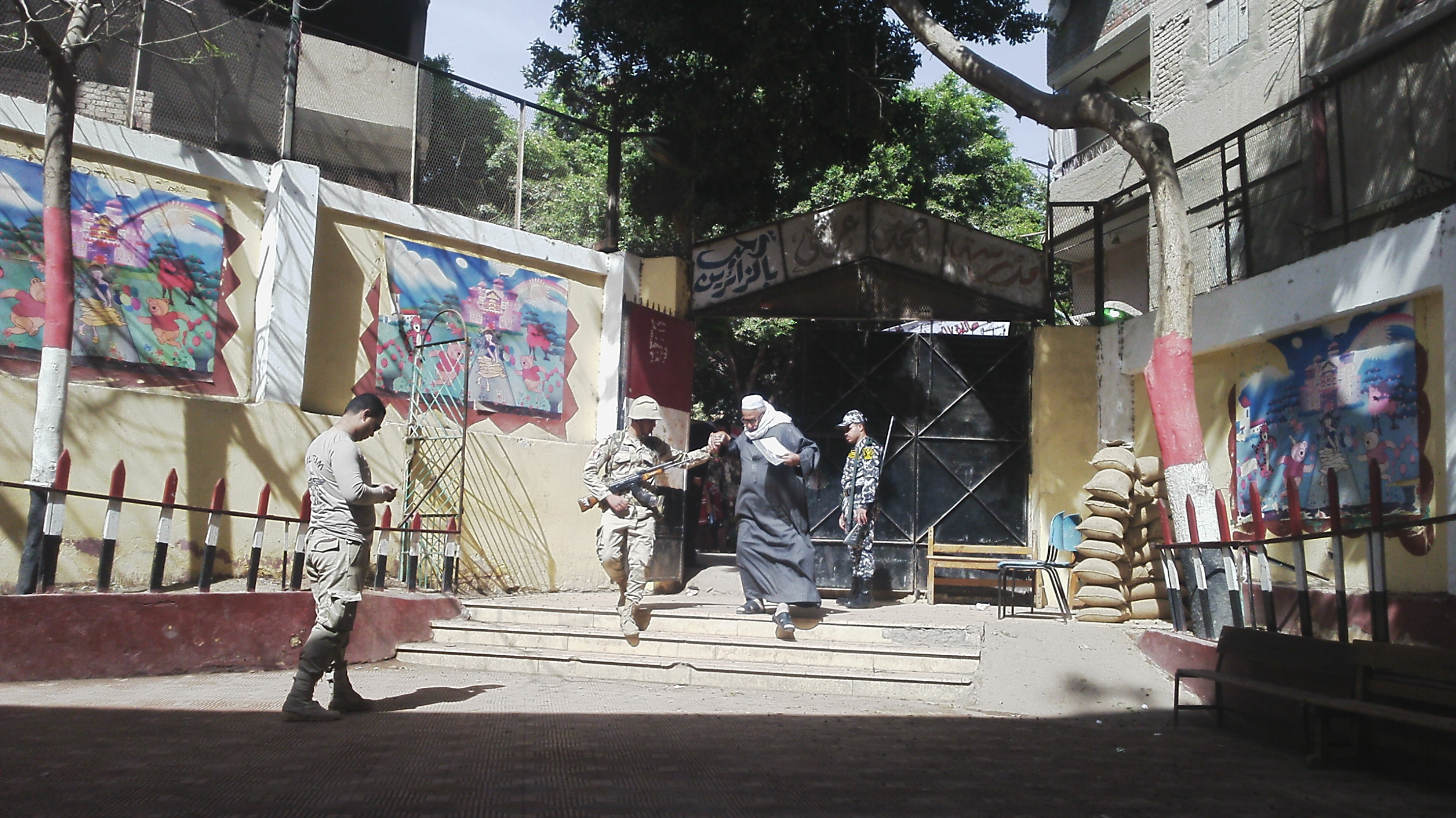 رجال الجيش والشرطة يساعدون المواطنين وكبار السن فى التصويت بالمطرية (1)