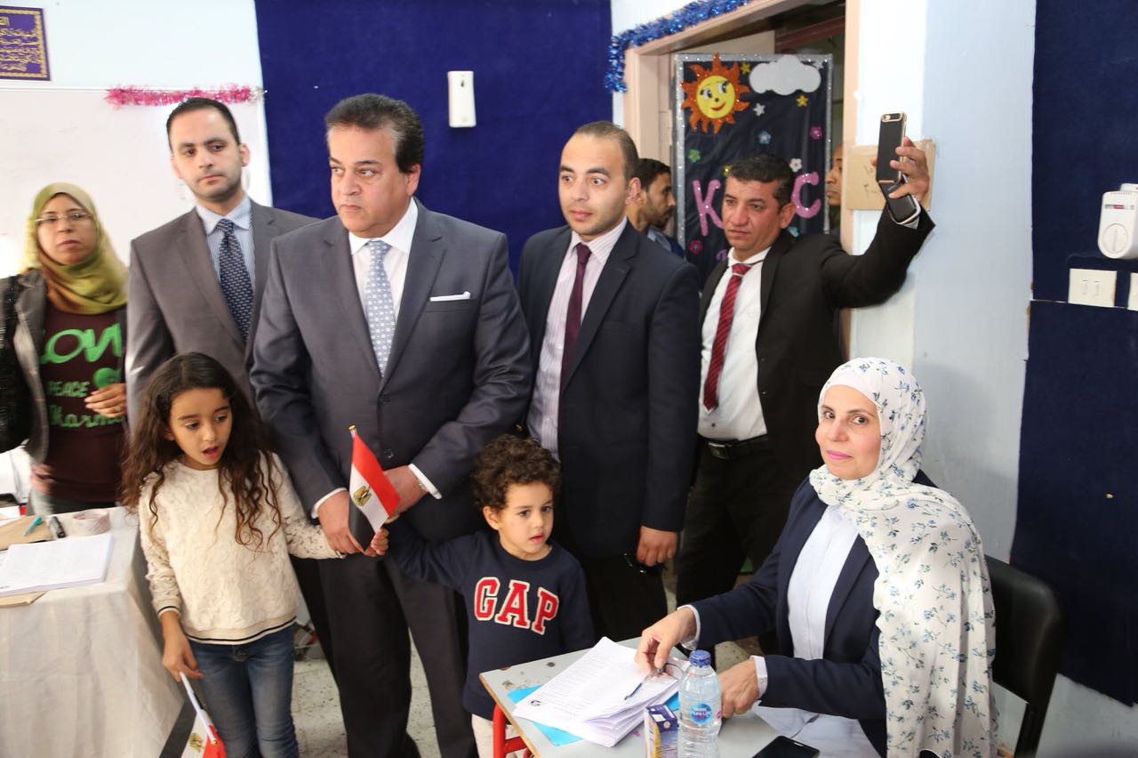 وزير التعليم العالى يصطحب أحفاده أثناء مشاركته بانتخابات الرئاسة (1)
