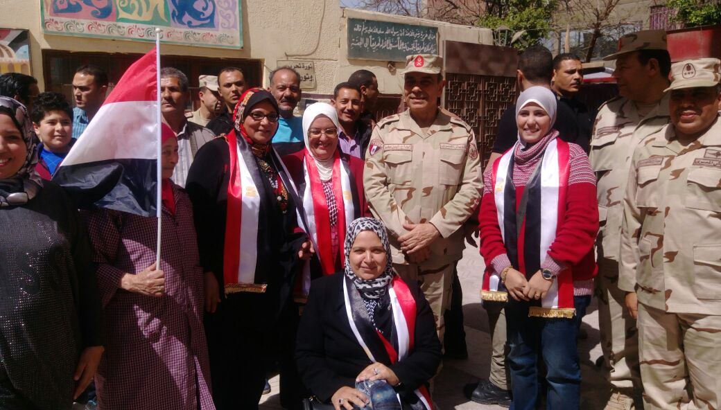 قائد المنطقة المركزية العسكرية يتفقد اللجان الانتخابية بمصر الجديدة (4)