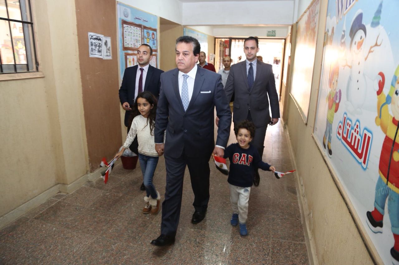 وزير التعليم العالى يصطحب أحفاده أثناء مشاركته بانتخابات الرئاسة (2)