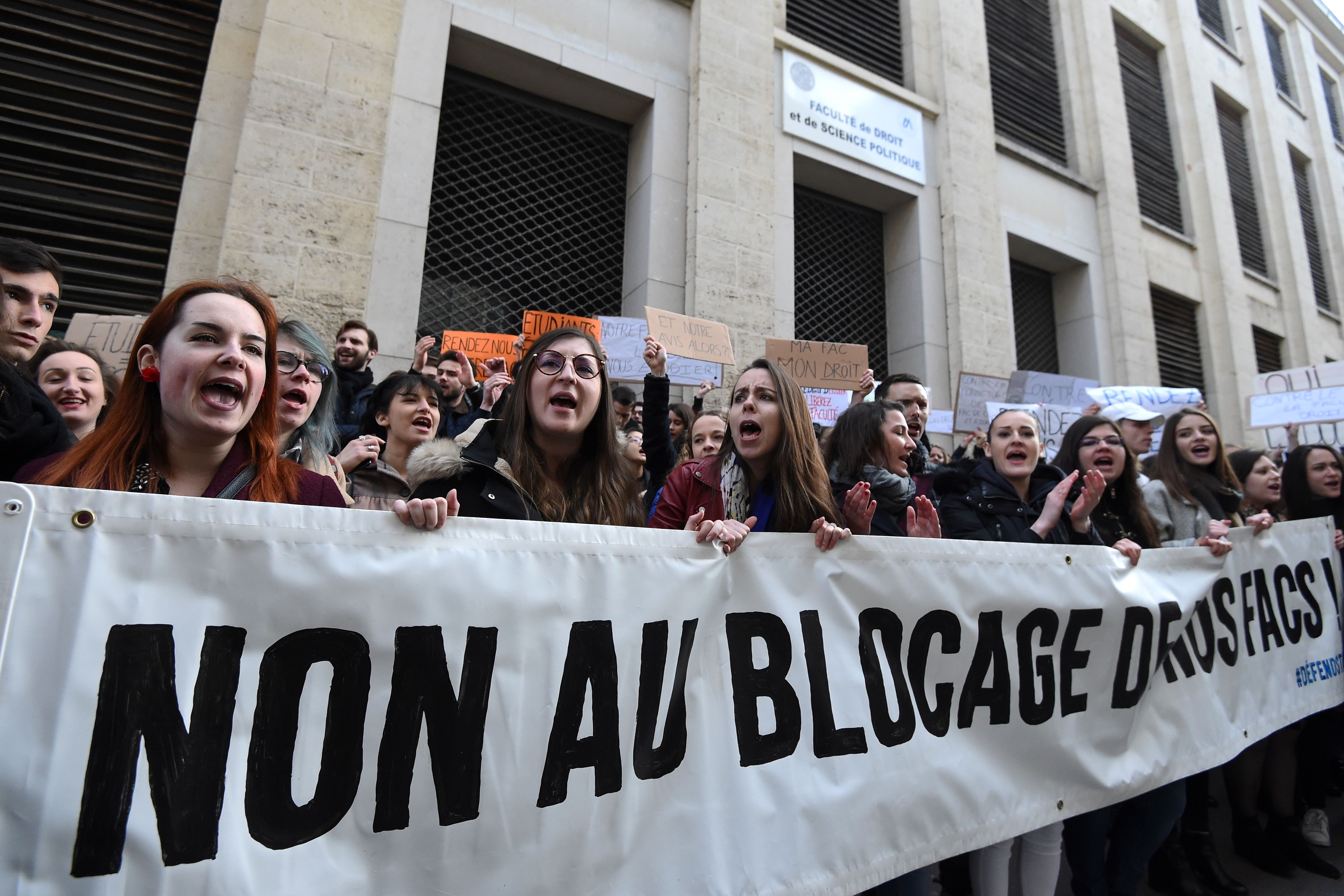  تظاهر الطالبات الفرنسية 