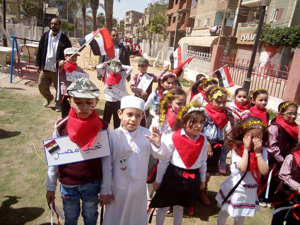 أطفال حضانة يزينون الانتخابات بأعلام مصر  (3)
