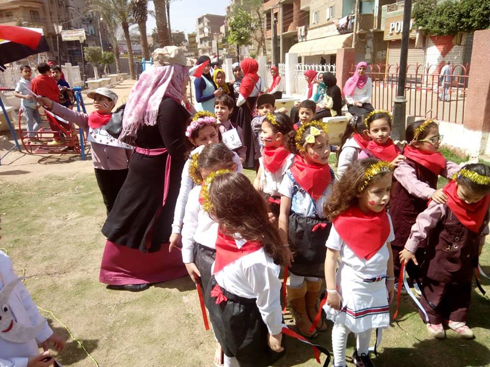 أطفال حضانة يزينون الانتخابات بأعلام مصر  (2)