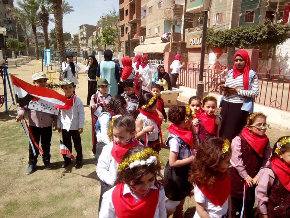 أطفال حضانة يزينون الانتخابات بأعلام مصر  (1)